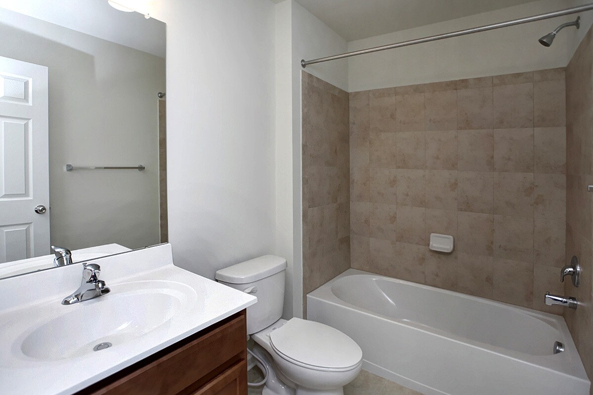 Hall Bath - 1720 Beacon Ln