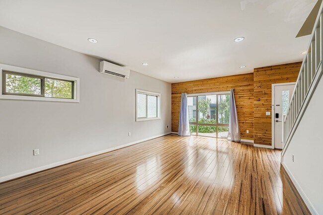 Building Photo - Modern 2-Bed, 2-Bath Townhome with Air-Conditioning in Rainier Beach