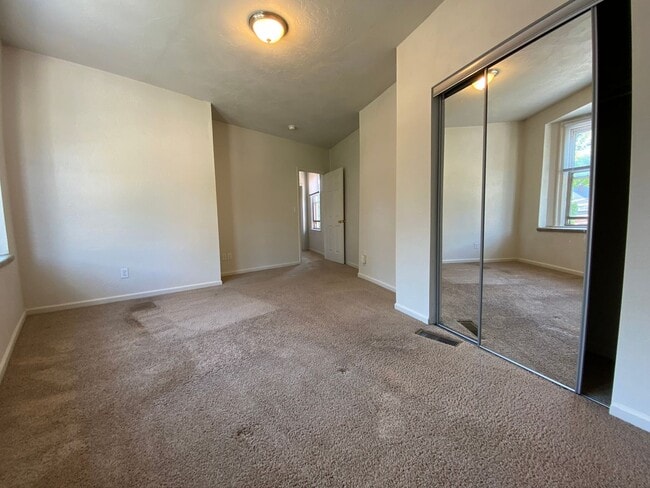 Building Photo - Spacious Four Bedroom in Squirrel Hill! Close to CMU! Ample Natural Light! Call Today!