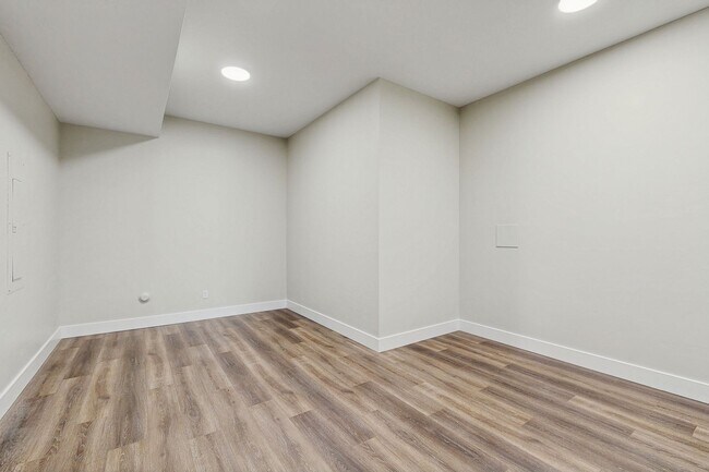 Building Photo - Large Spacious 4 Bedroom Home in Desirable Highland with Private Backyard and Finished Basement