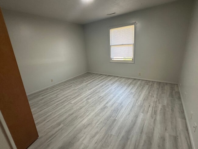 Building Photo - Near Local Restaurants and Shops with Private Screened Porch!