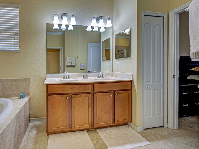 Building Photo - Stoneybrook at Venice; 4bd/2ba home