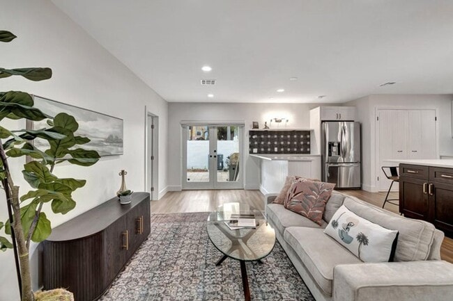 Building Photo - 620 Las Palmas Park