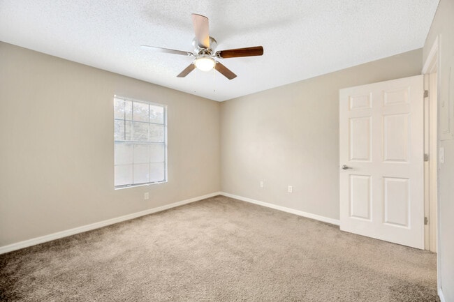 Building Photo - Lake Parsons Green