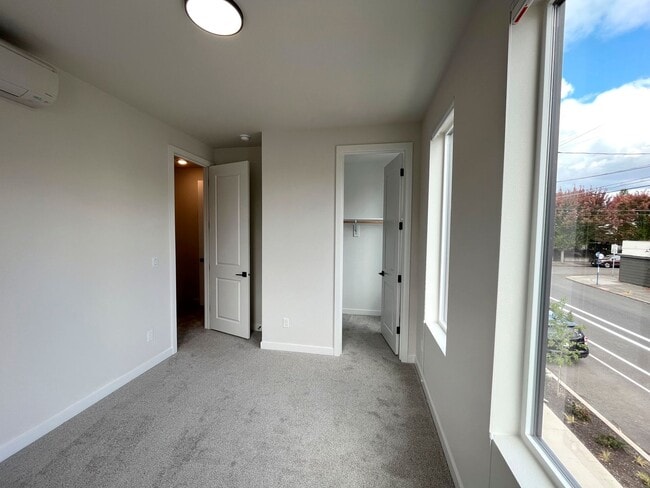 Building Photo - Stunning Modern Townhome-Style Unit with Washer/Dryer Included, A/C!