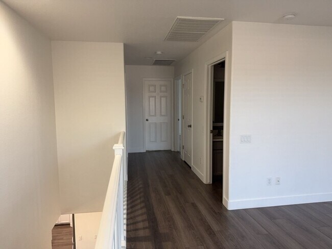 Building Photo - Beautifully updated 4 bedroom plus loft, 2...