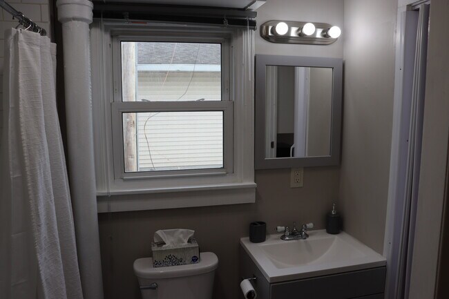 Building Photo - 946 32nd Ave N