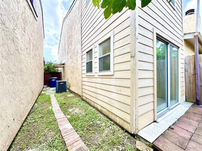 Building Photo - 12504 Autumn Leaf Ln