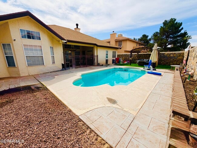 Building Photo - 2005 Shadow Ridge Dr