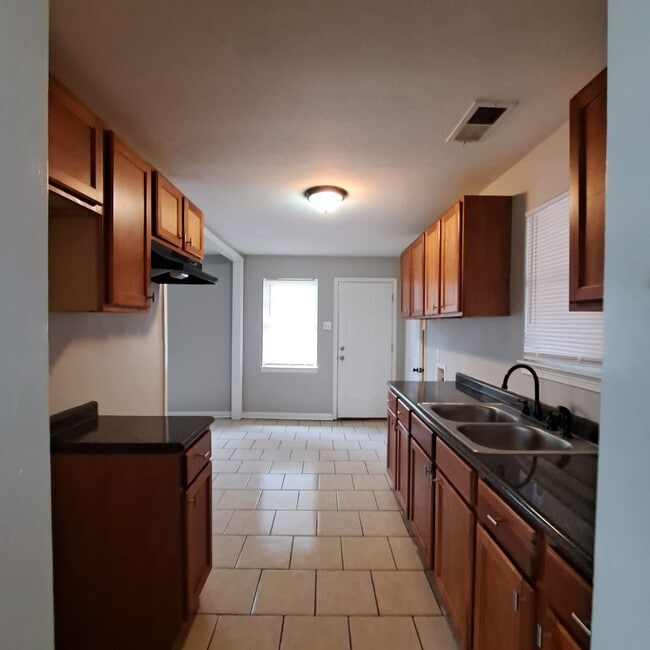 Building Photo - 264 E Holmes Rd