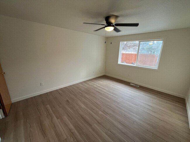 Building Photo - 3 Bed/2 Bath Single Level Home in NE Bend - Near St. Charles