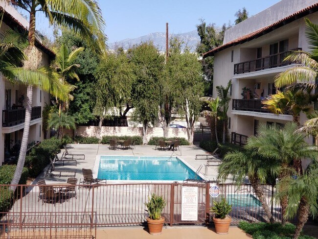 Building Photo - 1127 E Del Mar Blvd