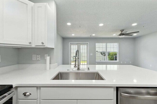 Building Photo - Charming 3-Bed, 2-Bath Townhome!