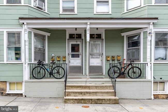 Building Photo - 24 Bank St