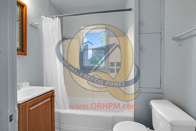 Building Photo - Available Now! 2 beds with Garage!