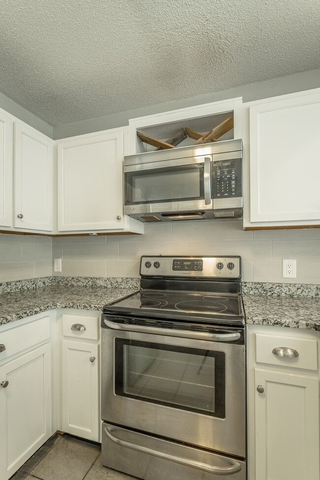 Building Photo - 3 bedroom, 2 bathroom home in the Southside!