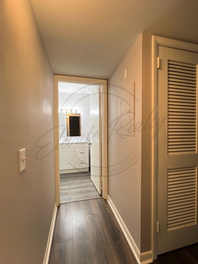 Building Photo - Bright and Airy Second-Floor Apartment with Upgrades and Pet Friendly!