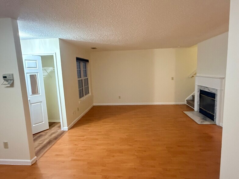 Building Photo - 42 Tanglewood Ct