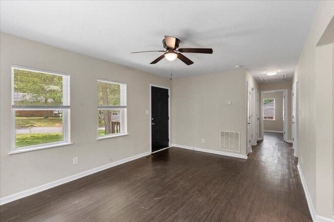 Building Photo - 932 Summer Dr
