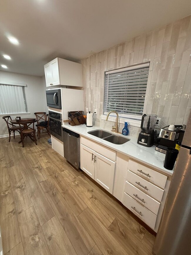 Building Photo - Completely renovated 2/1 on Golf Course!