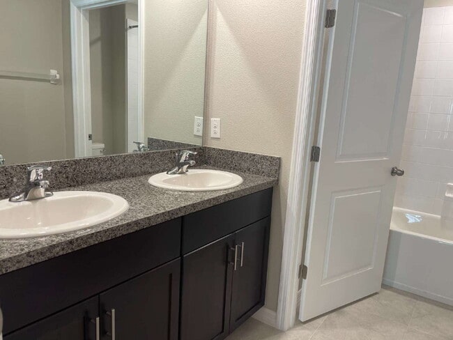 Building Photo - "Spacious 4-Bed Oasis with 2.5 Baths on Ra...