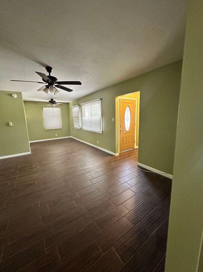Building Photo - 3 bed with 1 bath - ALL TILE through out home