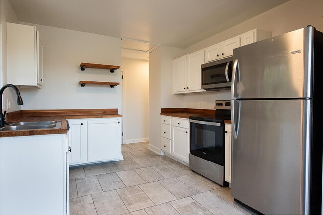 Building Photo - Mid Town Location with a Water View