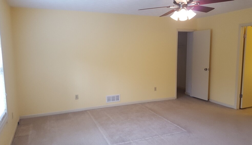 Building Photo - 2228 N Woods Ct