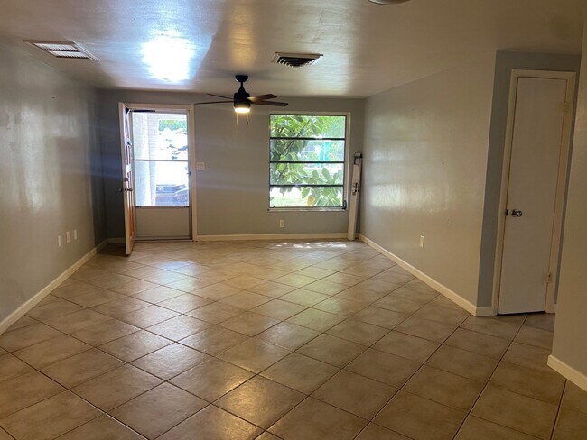Building Photo - 5601 Elkhorn Blvd