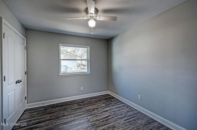 Building Photo - 361 Mary Ann Dr
