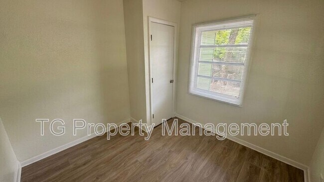 Building Photo - 916 W 28th St
