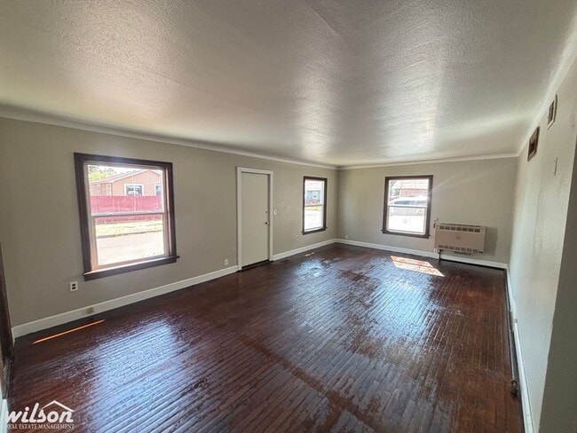 Building Photo - Charming Home with Fenced Yard & Garage