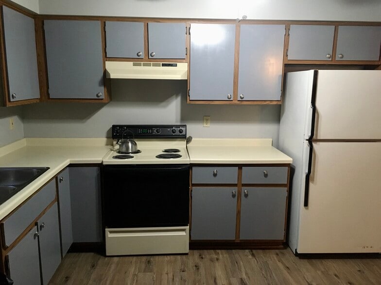 Building Photo - 425 E Monroe Ave