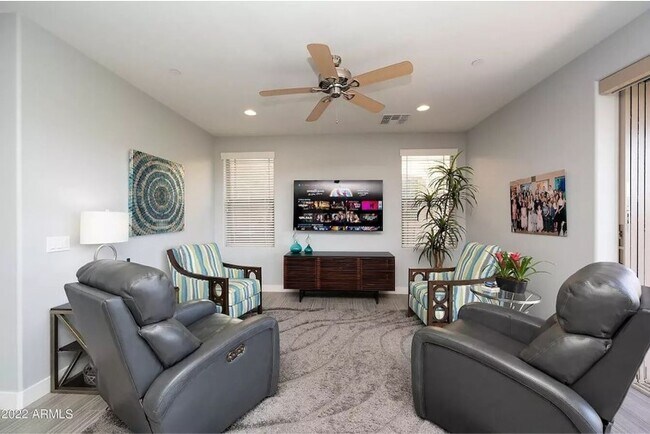 Building Photo - 10260 E White Feather Ln