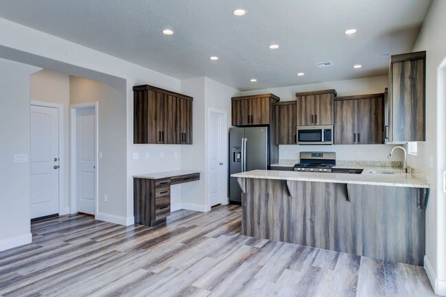 Building Photo - Like New 3 bedroom, 2.5 bathroom townhome ...