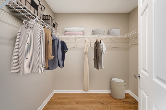 Signature Collection walk-in closet - Avalon Clarendon