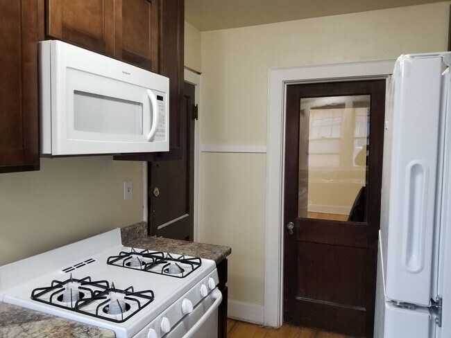 Building Photo - 2009-2011 University Ave