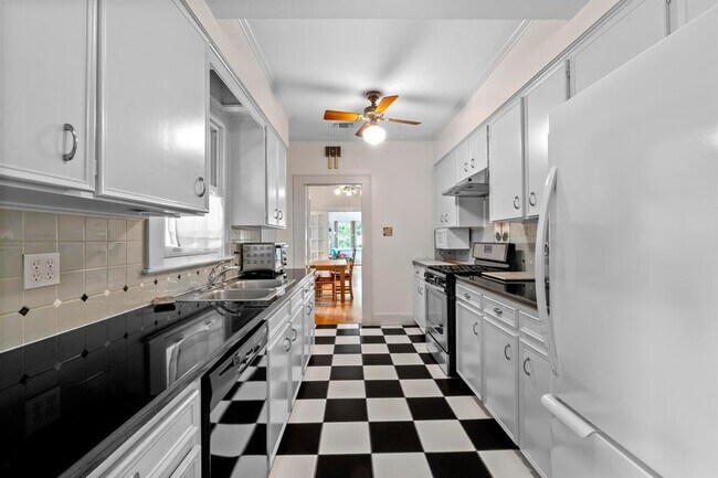 Building Photo - 205 W 32nd St