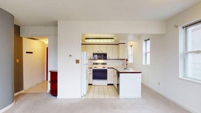 Building Photo - West End One Bedroom Apartment Available Now!