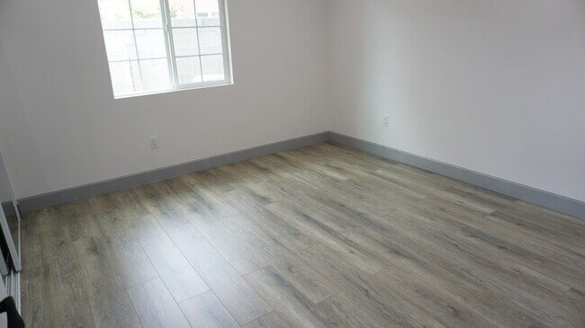 Building Photo - 10065 Arleta Ave