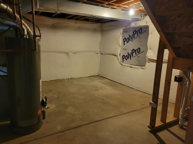 Building Photo - 3 Bedroom, 2.5 Bath Home with A/C - Availa...
