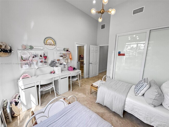 Building Photo - 2514 Poinciana Dr