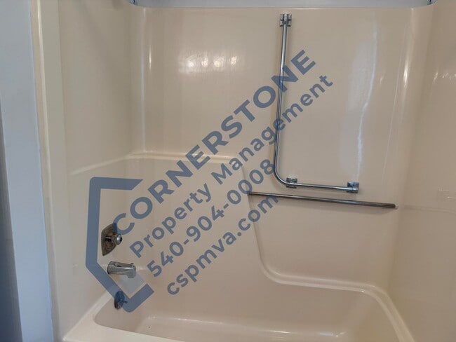 Building Photo - 1105 Lakeview Pl