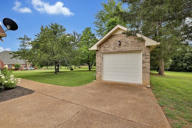 Building Photo - 614 Greene Dr