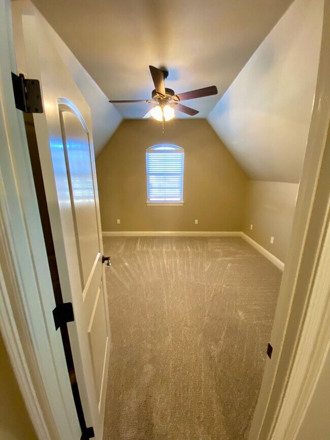 Building Photo - ** AVAILABLE JUNE 1ST ** STUNNING 4/3.5 IN...