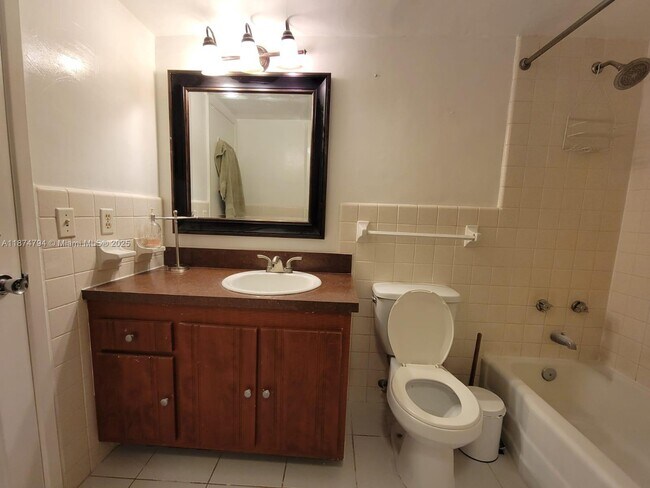 Building Photo - 815 Middle River Dr