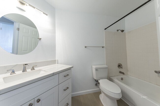Building Photo - Please Contact Vaughn Realty to set up an ...