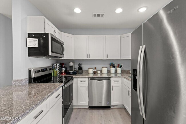 Building Photo - Recently Updated 4Bed/2Ba, Centrally Locat...