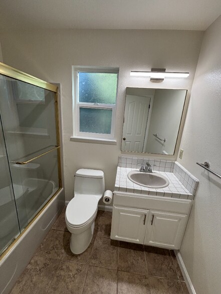 Building Photo - 242 N San Pedro Rd