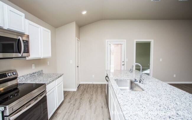 Building Photo - 2005 Kenwood Ave